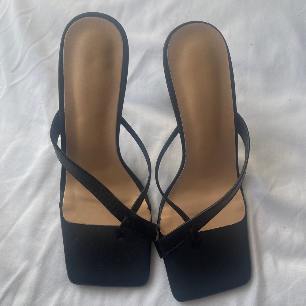 simple black heel - Picture 2 of 3